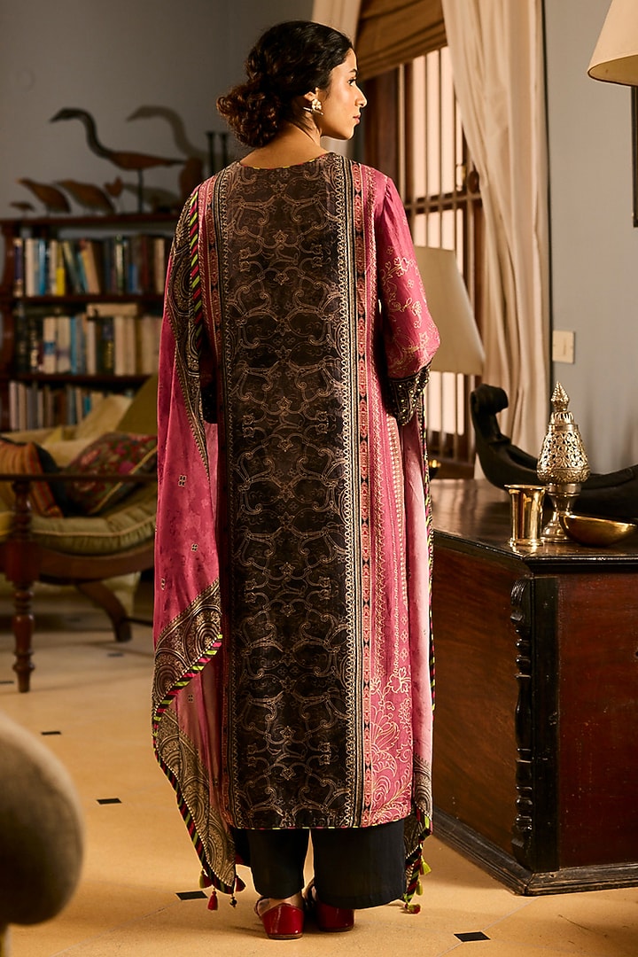 Pink Muslin Silk Printed & Resham Embroidered Kurta Set by Saundh at Pernia's Pop Up Shop