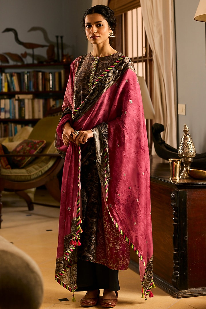 Pink Muslin Silk Printed & Resham Embroidered Kurta Set by Saundh at Pernia's Pop Up Shop