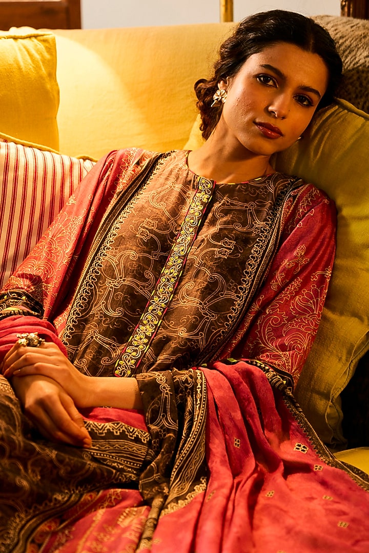 Pink Muslin Silk Printed & Resham Embroidered Kurta Set by Saundh at Pernia's Pop Up Shop