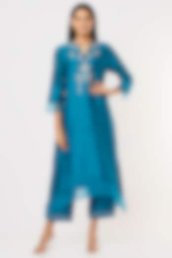 Blue Embroidered Kurta Set by Label Savi Abbot at Pernia's Pop Up Shop