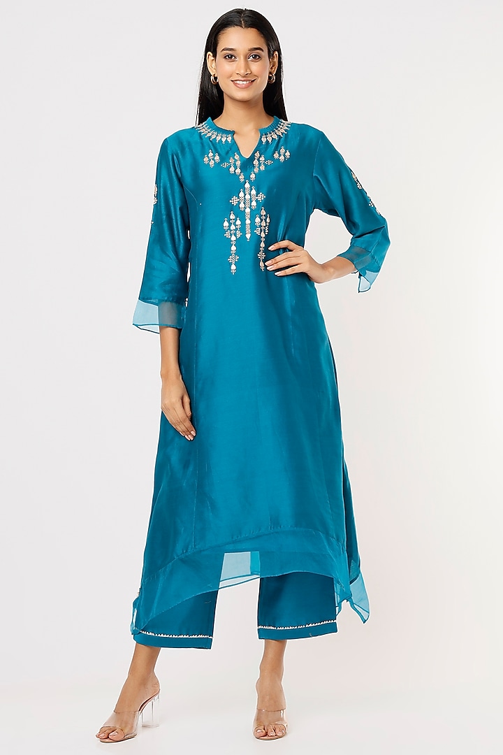 Blue Embroidered Kurta Set by Label Savi Abbot at Pernia's Pop Up Shop