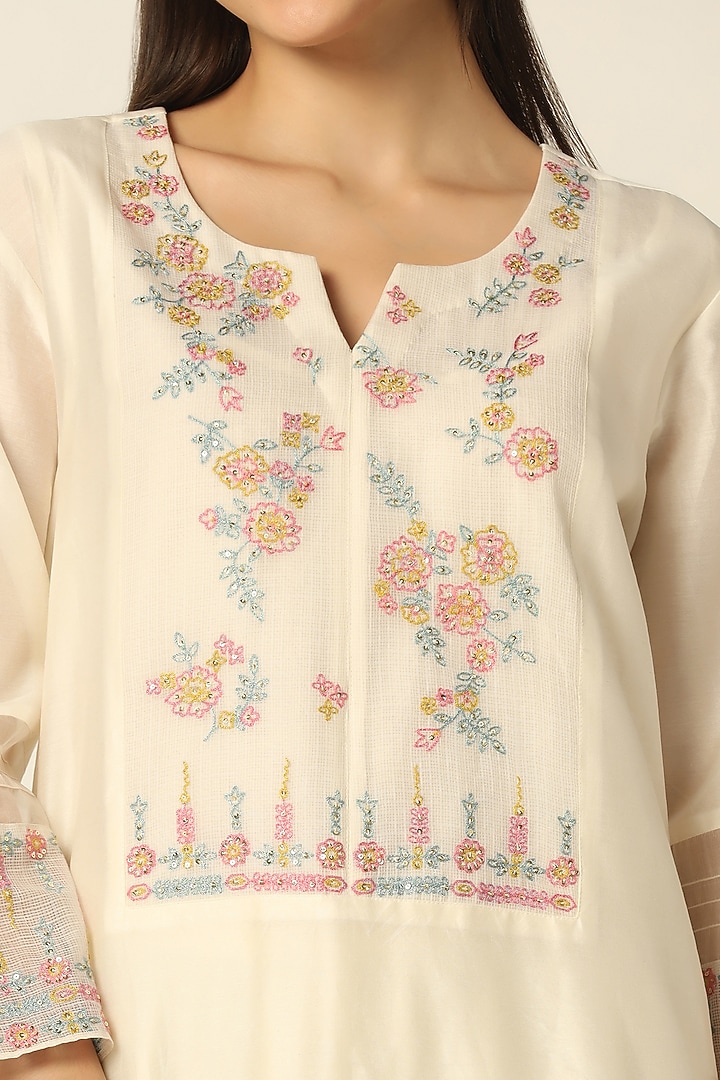 Ecru Chanderi Silk Embroidered Kurta Set by Label Savi Abbot at Pernia's Pop Up Shop
