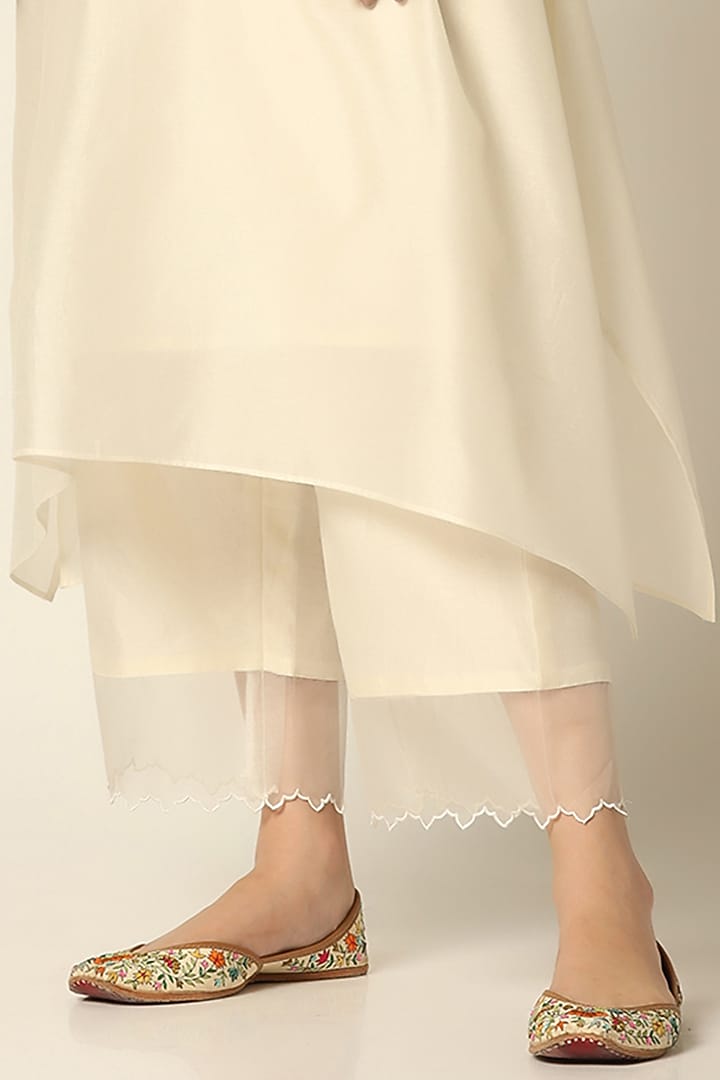 Ecru Chanderi Silk Embroidered Kurta Set by Label Savi Abbot at Pernia's Pop Up Shop