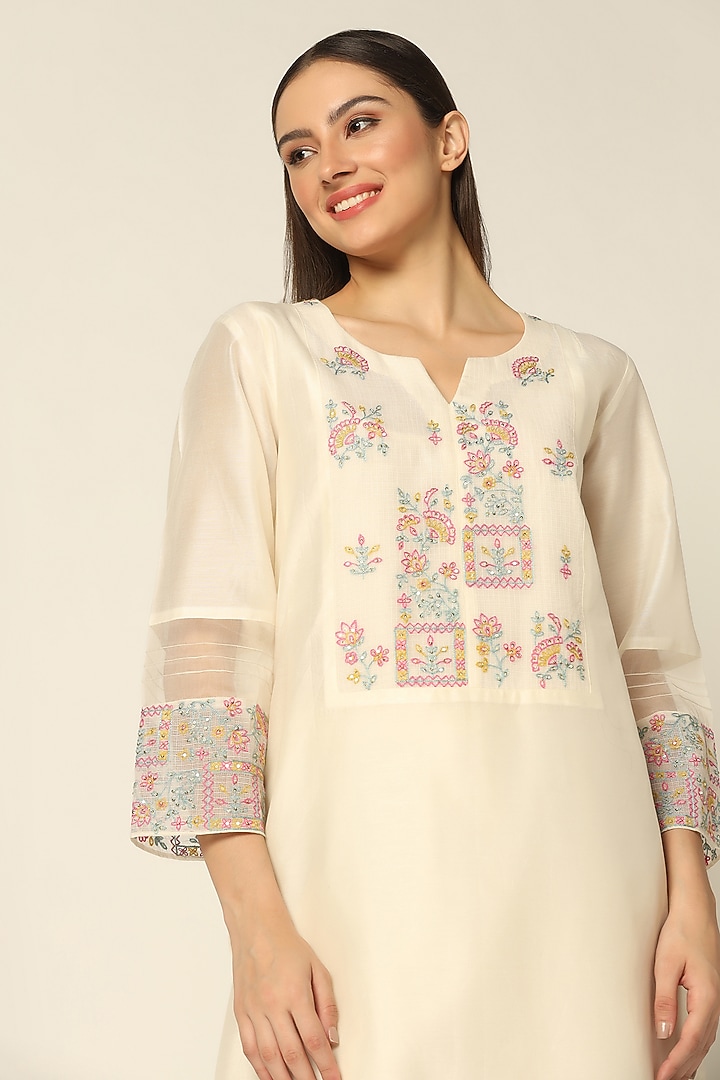 Ecru Chanderi Silk Embroidered Kurta Set by Label Savi Abbot at Pernia's Pop Up Shop