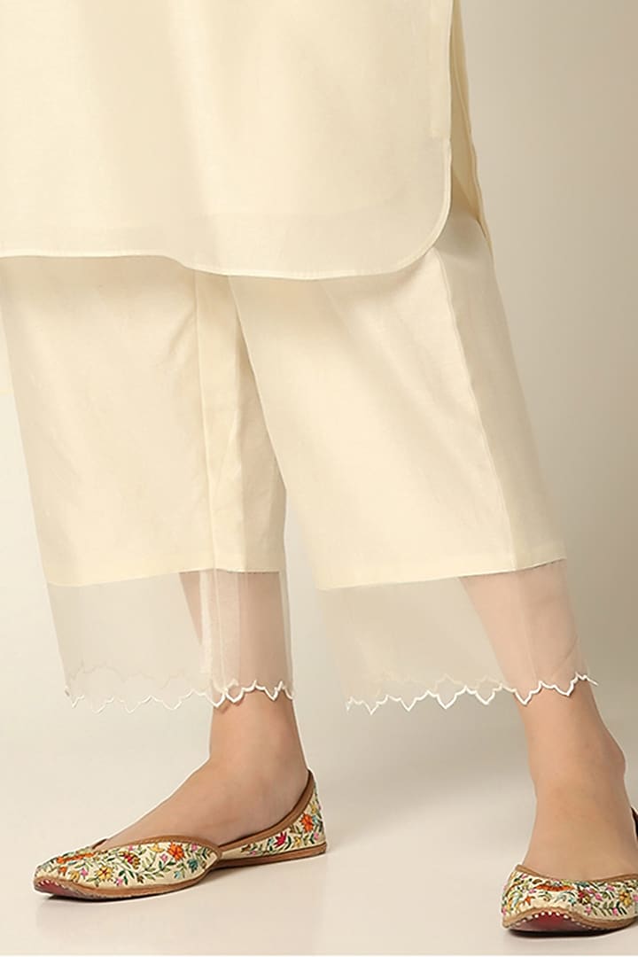 Ecru Chanderi Silk Embroidered Kurta Set by Label Savi Abbot at Pernia's Pop Up Shop