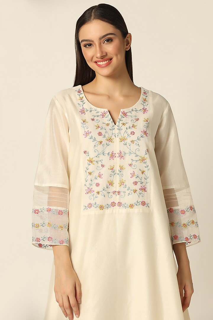 Ecru Chanderi Silk Embroidered Kurta Set by Label Savi Abbot at Pernia's Pop Up Shop