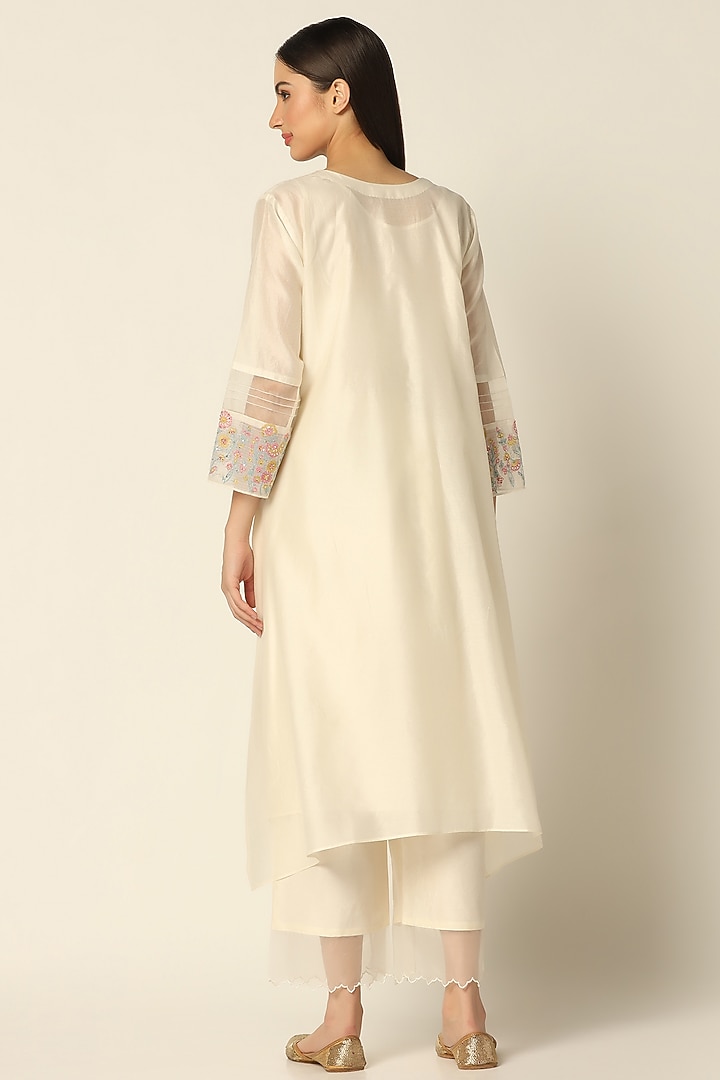 Ecru Chanderi Silk Embroidered Kurta Set by Label Savi Abbot at Pernia's Pop Up Shop