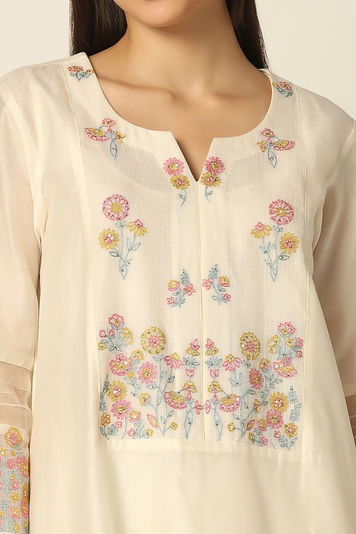 Ecru Chanderi Silk Embroidered Kurta Set by Label Savi Abbot at Pernia's Pop Up Shop