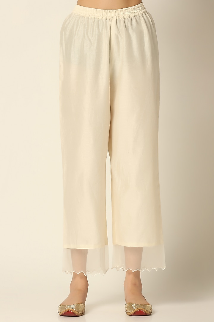 Ecru Chanderi Silk Embroidered Kurta Set by Label Savi Abbot at Pernia's Pop Up Shop