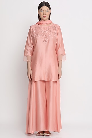 Peach Embroidered Kurta Set by Label Savi Abbot