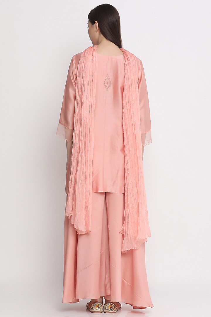 Peach Embroidered Kurta Set by Label Savi Abbot at Pernia's Pop Up Shop