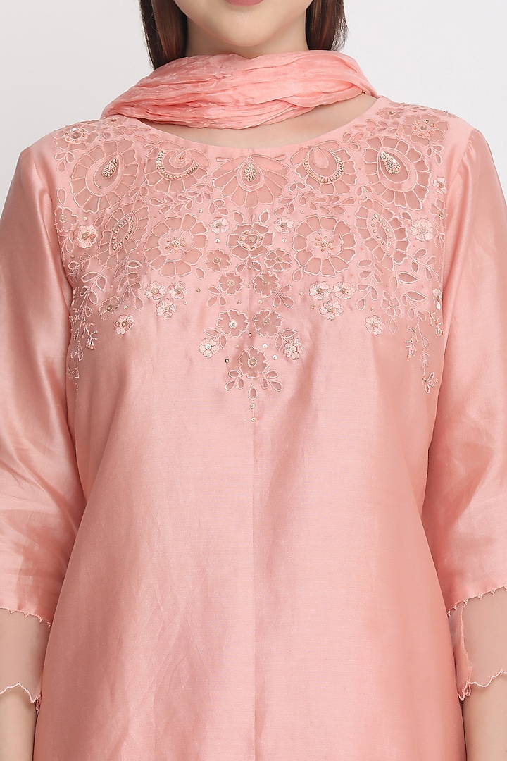 Peach Embroidered Kurta Set by Label Savi Abbot at Pernia's Pop Up Shop