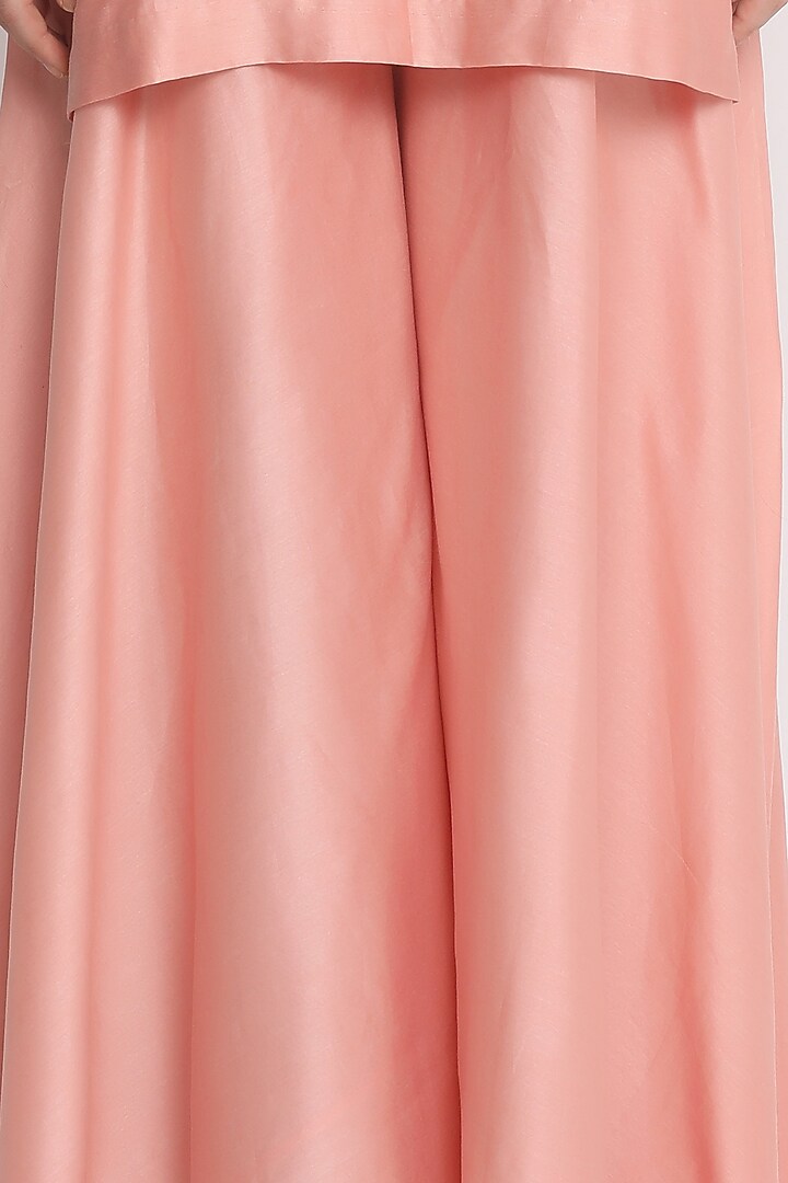 Peach Embroidered Kurta Set by Label Savi Abbot at Pernia's Pop Up Shop