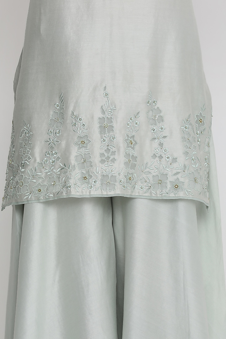 Grey Embroidered Kurta Set by Label Savi Abbot at Pernia's Pop Up Shop