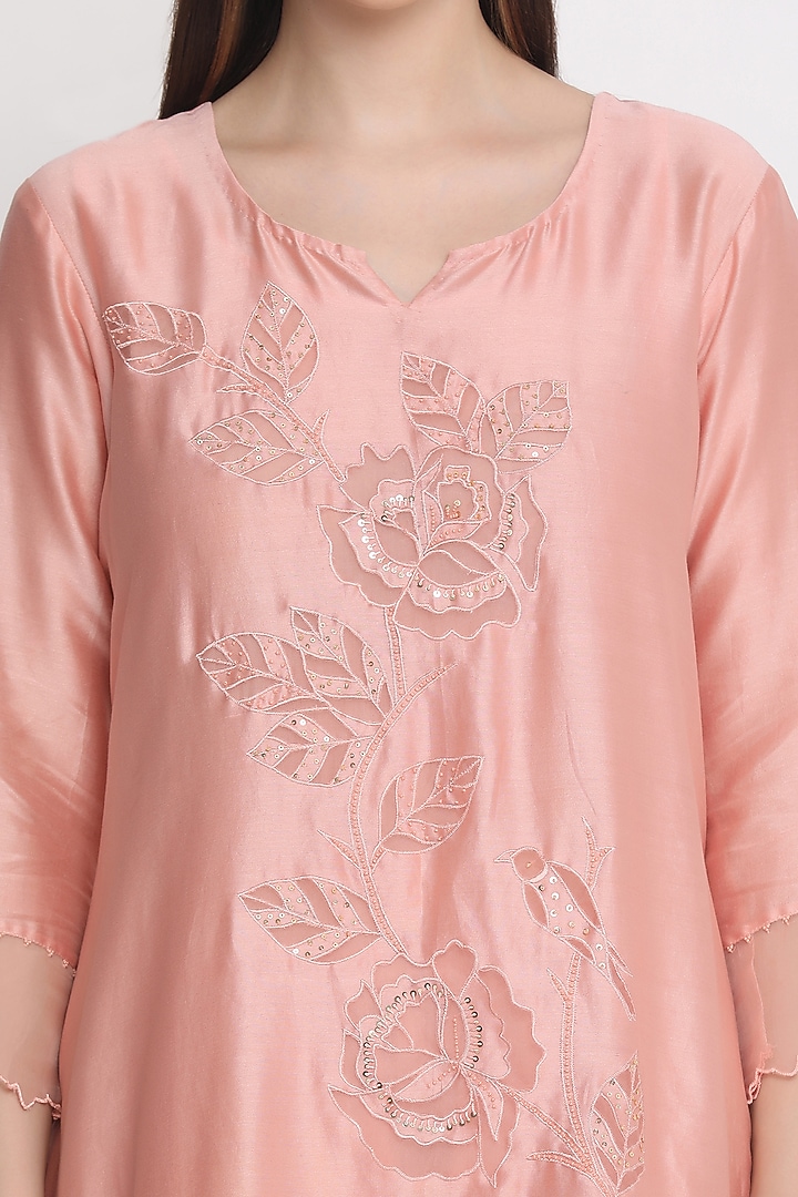 Peach Hand Embroidered Kurta Set by Label Savi Abbot at Pernia's Pop Up Shop