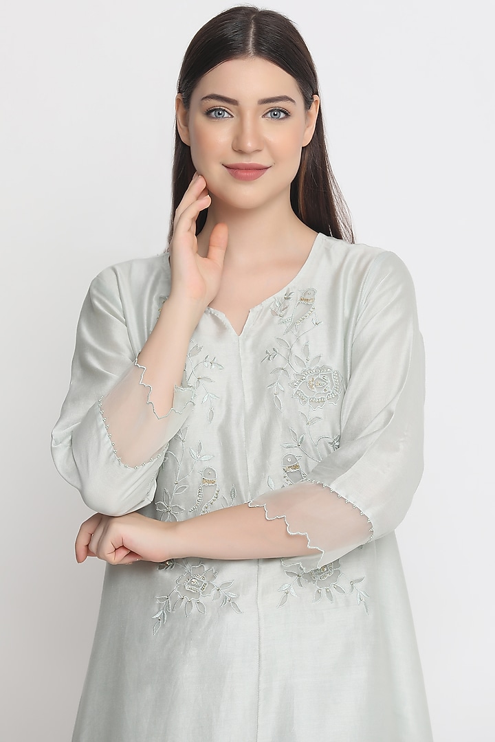 Grey Chanderi Embroidered Kurta Set by Label Savi Abbot at Pernia's Pop Up Shop