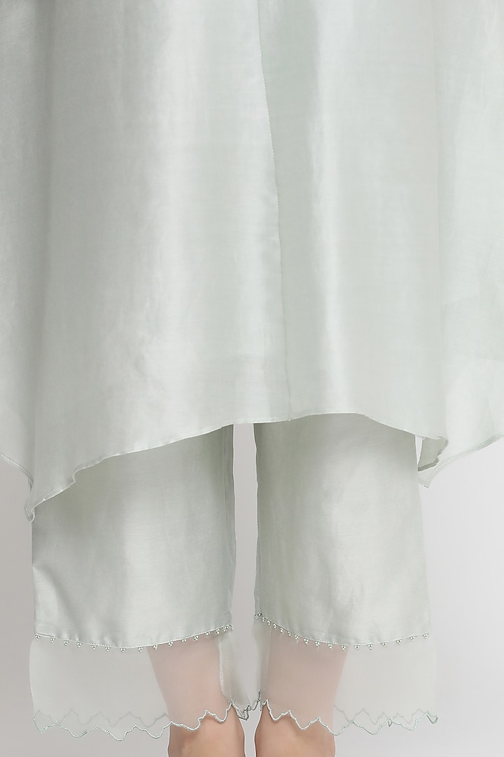 Grey Chanderi Embroidered Kurta Set by Label Savi Abbot at Pernia's Pop Up Shop