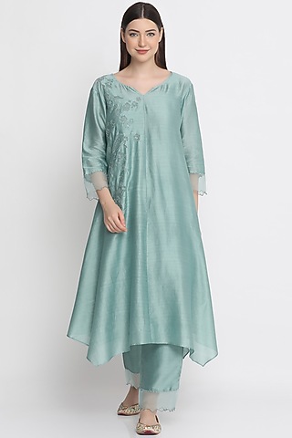 Green Chanderi Embroidered Kurta Set by Label Savi Abbot