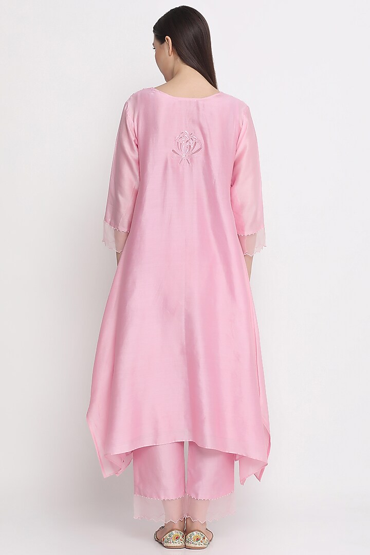 Pink Chanderi Embroidered Kurta Set by Label Savi Abbot at Pernia's Pop Up Shop