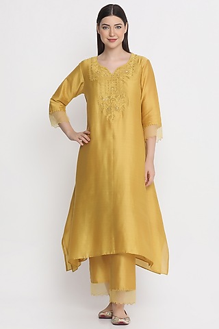 Mustard Chanderi Embroidered Kurta Set by Label Savi Abbot