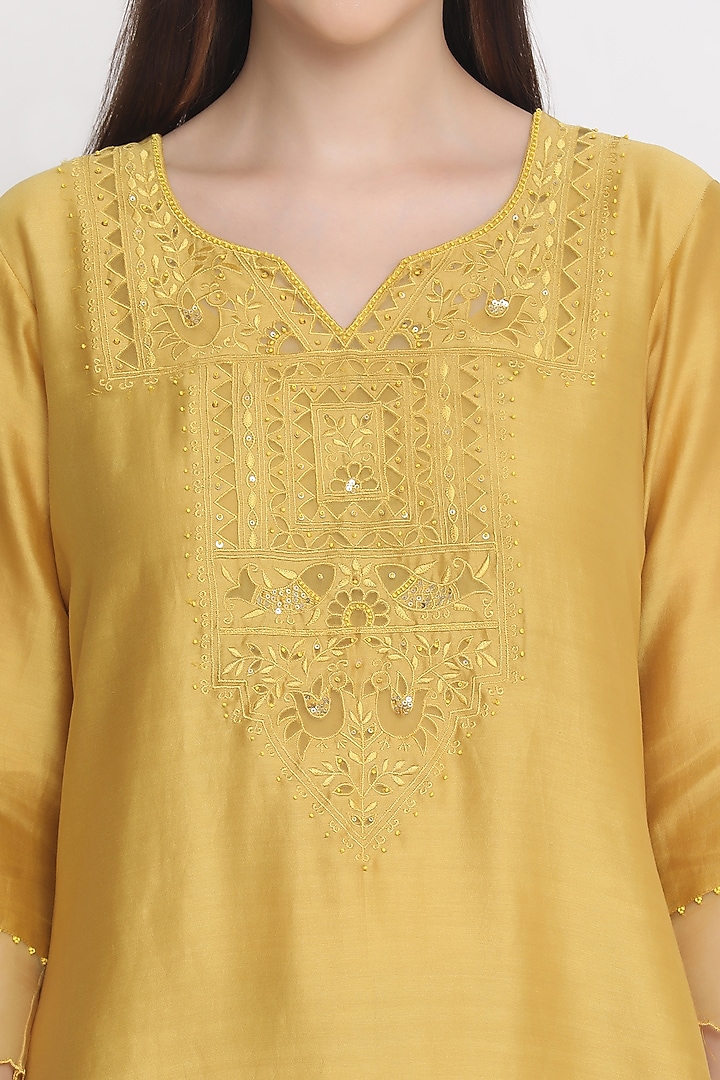 Mustard Chanderi Embroidered Kurta Set by Label Savi Abbot at Pernia's Pop Up Shop