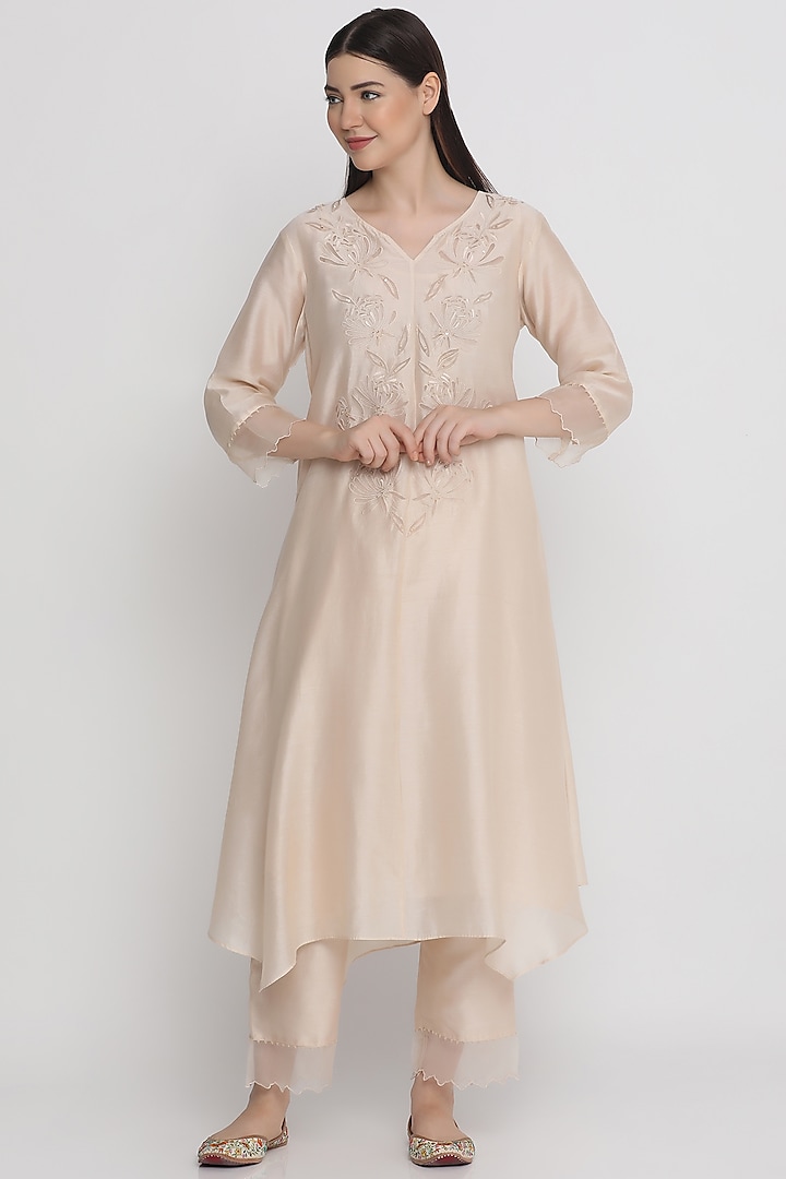 Beige Chanderi Embroidered Kurta Set by Label Savi Abbot