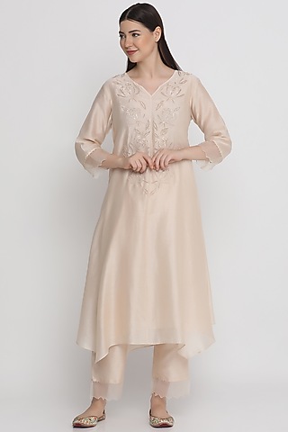 Beige Chanderi Embroidered Kurta Set by Label Savi Abbot