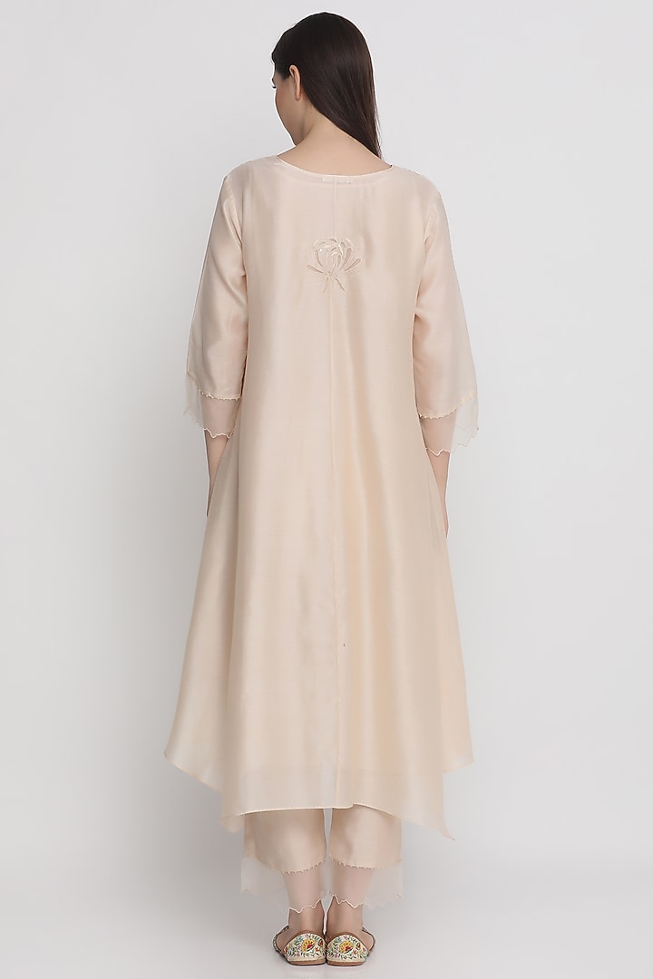 Beige Chanderi Embroidered Kurta Set by Label Savi Abbot at Pernia's Pop Up Shop