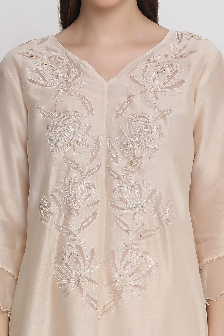 Beige Chanderi Embroidered Kurta Set by Label Savi Abbot at Pernia's Pop Up Shop