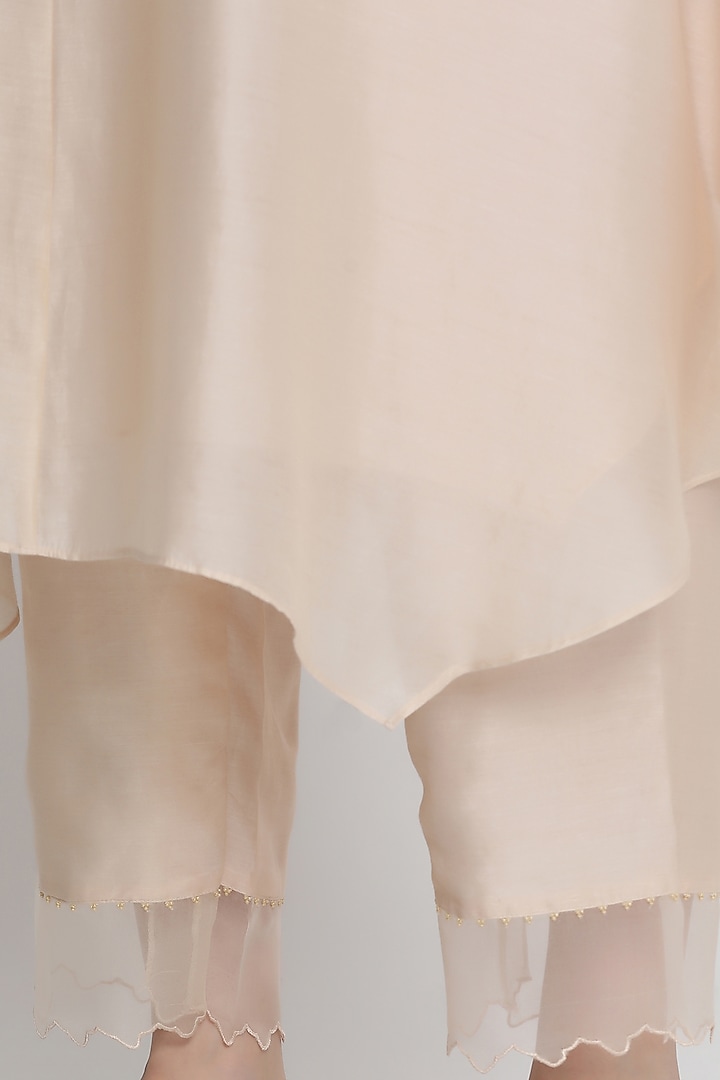 Beige Chanderi Embroidered Kurta Set by Label Savi Abbot at Pernia's Pop Up Shop