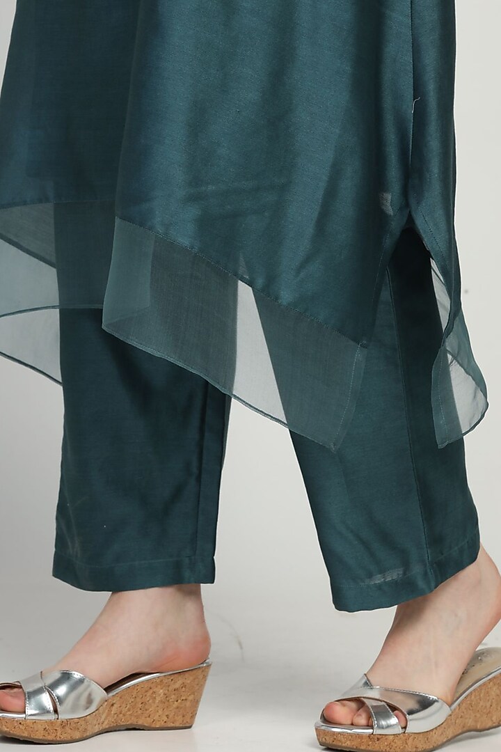Teal Green Embroidered Kurta Set by Label Savi Abbot at Pernia's Pop Up Shop