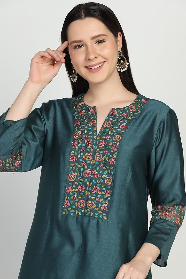 Teal Green Embroidered Kurta Set by Label Savi Abbot at Pernia's Pop Up Shop