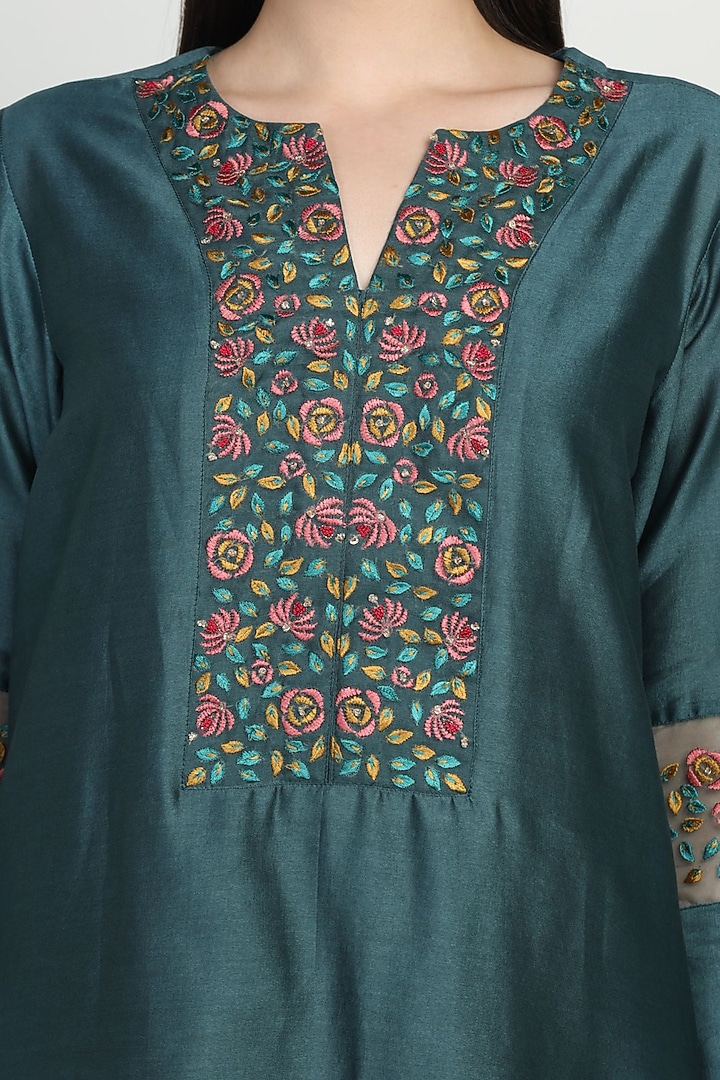 Teal Green Embroidered Kurta Set by Label Savi Abbot at Pernia's Pop Up Shop