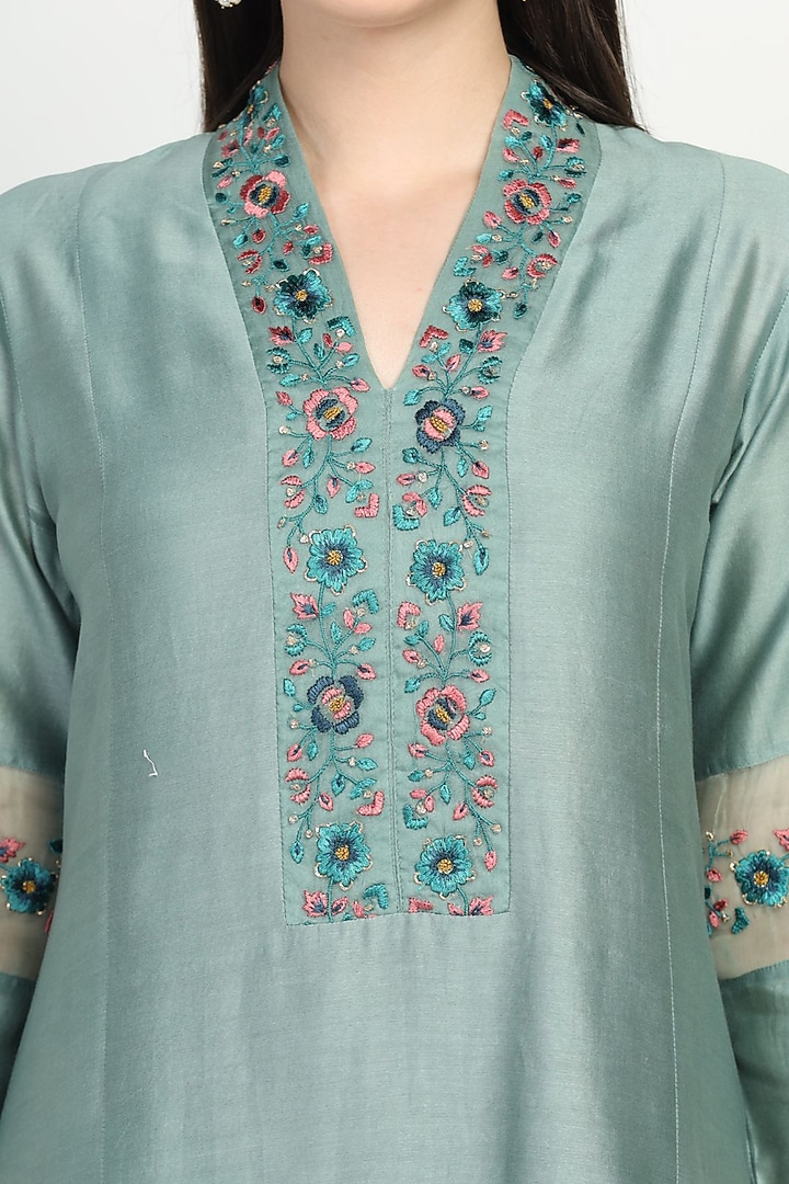 Sage Green Embroidered Kurta Set by Label Savi Abbot at Pernia's Pop Up Shop