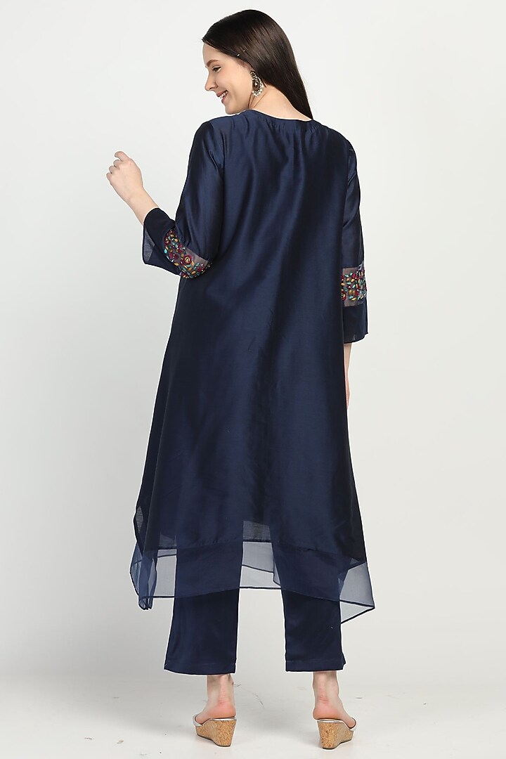 Navy Blue Embroidered Kurta Set by Label Savi Abbot at Pernia's Pop Up Shop