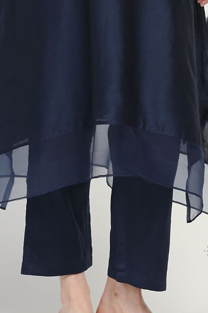 Navy Blue Embroidered Kurta Set by Label Savi Abbot at Pernia's Pop Up Shop