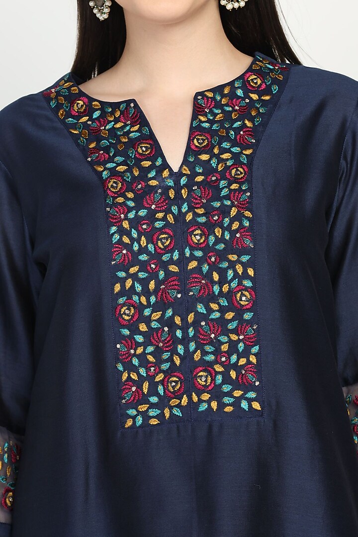Navy Blue Embroidered Kurta Set by Label Savi Abbot at Pernia's Pop Up Shop