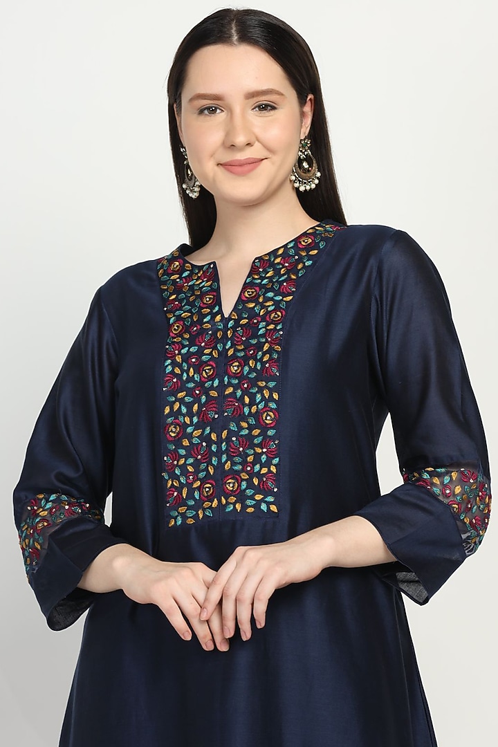 Navy Blue Embroidered Kurta Set by Label Savi Abbot at Pernia's Pop Up Shop