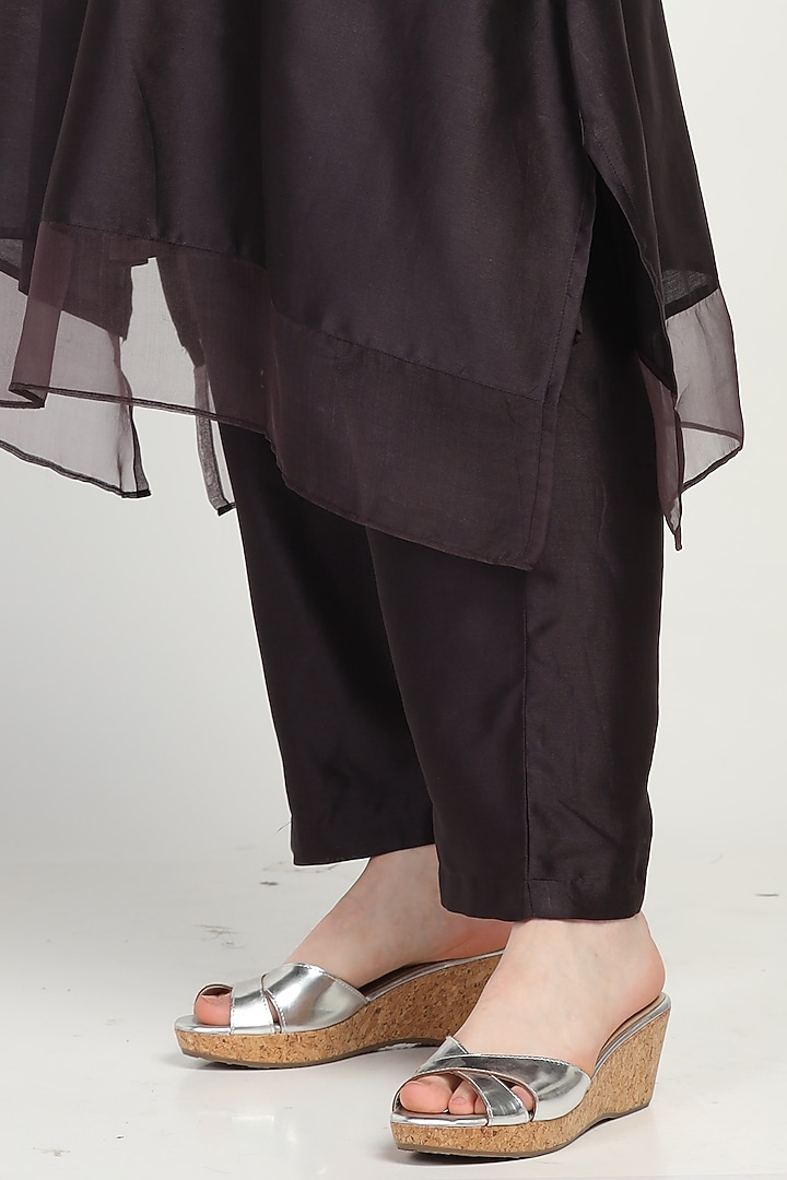 Eggplant Embroidered Kurta Set by Label Savi Abbot at Pernia's Pop Up Shop