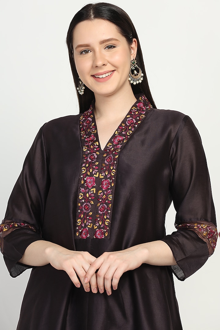 Eggplant Embroidered Kurta Set by Label Savi Abbot at Pernia's Pop Up Shop