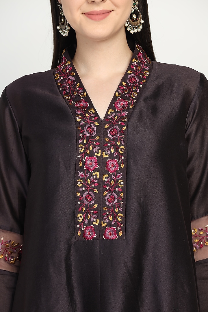 Eggplant Embroidered Kurta Set by Label Savi Abbot at Pernia's Pop Up Shop