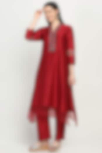 Red Pure Silk Chanderi Embroidered Kurta Set by Label Savi Abbot