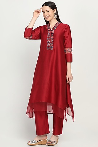 Red Pure Silk Chanderi Embroidered Kurta Set by Label Savi Abbot