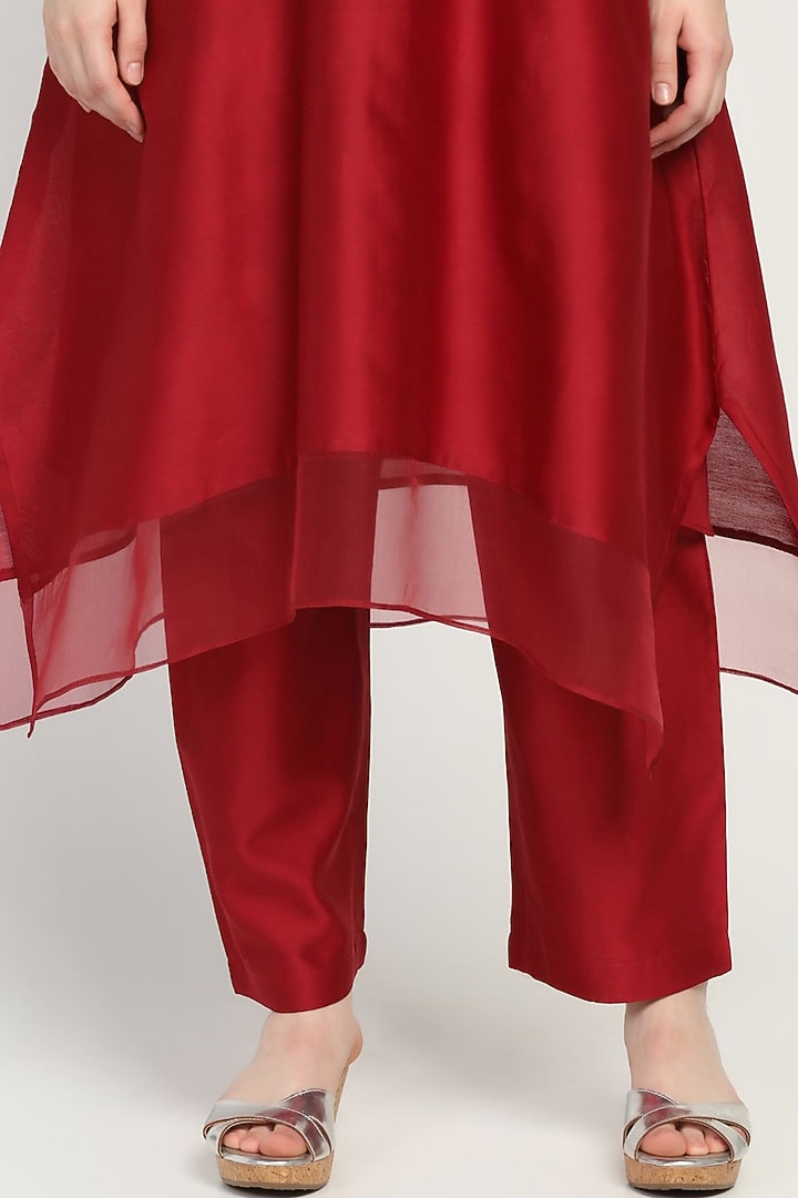Red Pure Silk Chanderi Embroidered Kurta Set by Label Savi Abbot at Pernia's Pop Up Shop