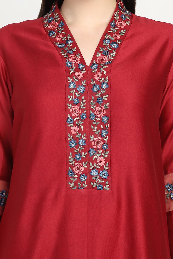 Red Pure Silk Chanderi Embroidered Kurta Set by Label Savi Abbot at Pernia's Pop Up Shop
