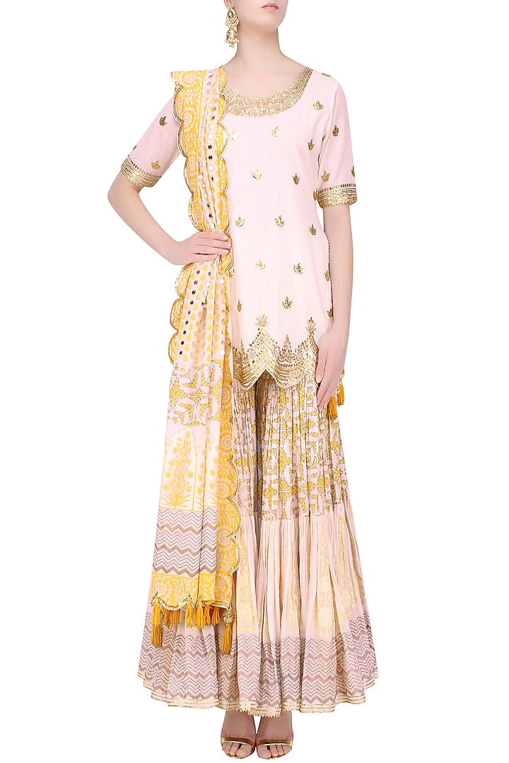 White floral gota patti embroidered kurta and skirt set available only at Pernia's Pop Up Shop.