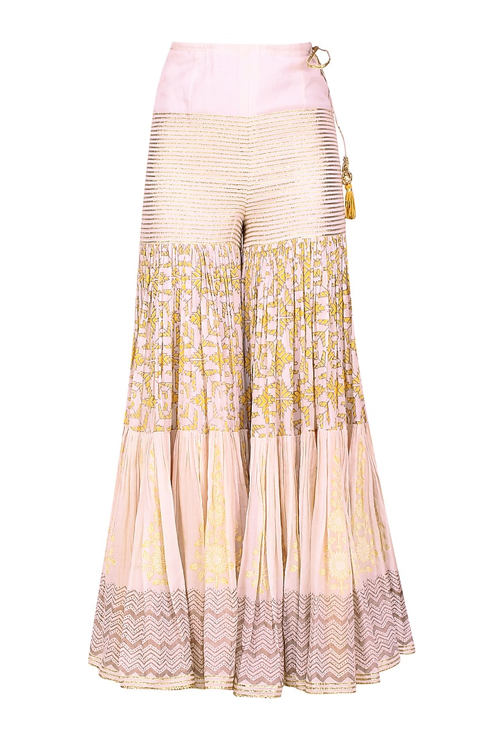 White floral gota patti embroidered kurta and skirt set available only at Pernia's Pop Up Shop.