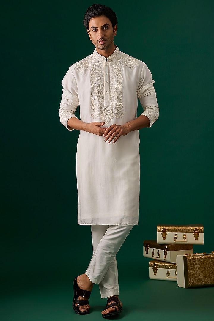 Off-White Tussar Hand & Machine Embroidered Kurta Set by SAMMOHAN at Pernia's Pop Up Shop