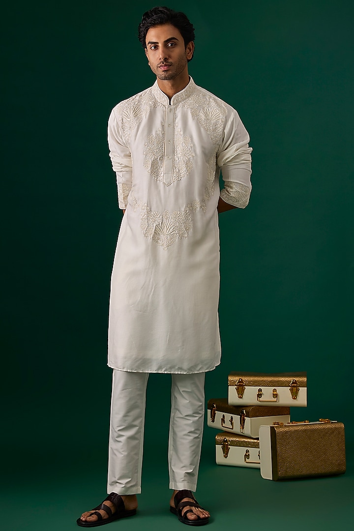 Off-White Tussar Hand & Machine Embroidered Kurta Set by SAMMOHAN at Pernia's Pop Up Shop
