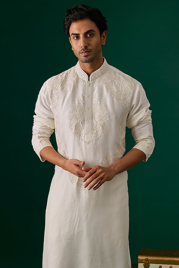 Off-White Tussar Hand & Machine Embroidered Kurta Set by SAMMOHAN at Pernia's Pop Up Shop